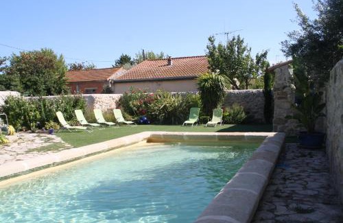 Nissan-lez-Enserune Bed & Breakfast | Unwind at Aux Pots Bleus: Oceanfront Retreat with Pool
