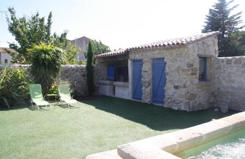 Nissan-lez-Enserune Bed & Breakfast | Unwind at Aux Pots Bleus: Oceanfront Retreat with Pool