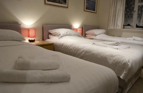 Bicester Bed & Breakfast | Cozy Ava House Bed and Breakfast with Hot Tub & Breakfast