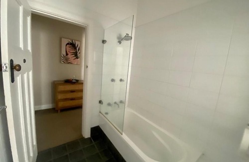 Wagga Wagga House | Ava on Fox Central entire residence