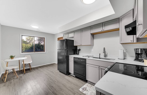 Munster Apartment | Convenient 2-Bed Condo Near Hospital & Chicago Attractions