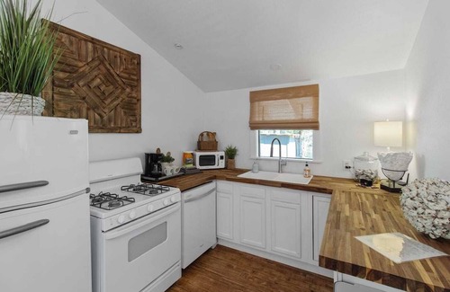 Shreveport Cabin | Experience Emerald Cottage: Lakefront Getaway with Kayaks