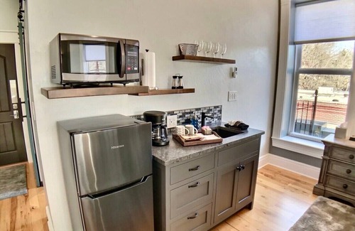 Eureka Springs Historic District Apartment | Premier North Side Suite with Kitchen & VIP Parking
