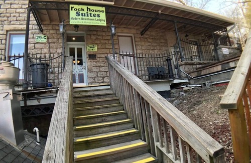 Eureka Springs Historic District Apartment | Premier North Side Suite with Kitchen & VIP Parking
