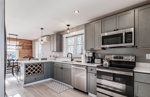 Bryant Pond Cottage | Winter Getaway: Lake & Mountain Views with Pool Access