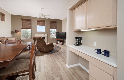 Glendale House | New 2024 Hotel with Hot Tub & Gated Pool on Golf Course