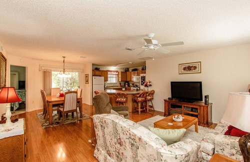 The Villages Cottage | Charming Cottage Near Lake Sumter Landing - Rated 9.8/10!