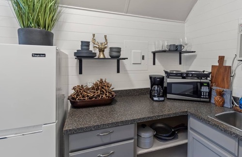 Oil City Cabin | Discover Stargazer Cabin: Kayaks & Lake Views Await!