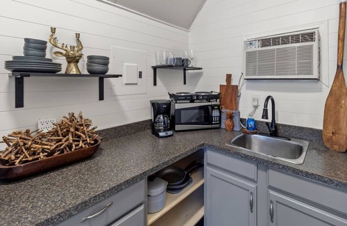 Oil City Cabin | Discover Stargazer Cabin: Kayaks & Lake Views Await!