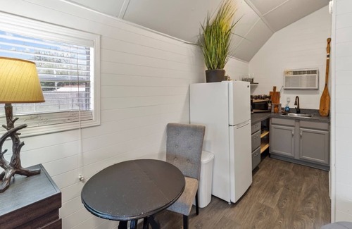 Oil City Cabin | Discover Stargazer Cabin: Kayaks & Lake Views Await!
