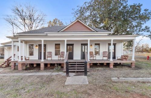 Mooringsport House | Available This Wkend, Historic, Porch Swing