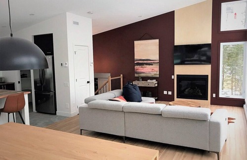 Les Eboulements Ski Chalet | Experience Avalanche 94: Cozy Spa and Inviting Fire Pit
