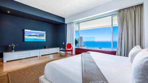 Romantic Zone Apartment | Gorgeous Avalon Retreat with Private Pool & Hot Tub