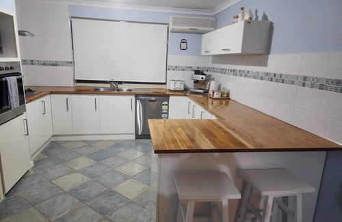 Wannanup House | Beachfront Avalon Bay Beach House with Ocean View Amenities