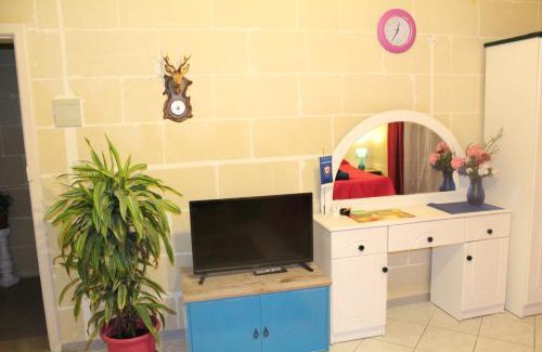 Xlendi Apartment | Oceanfront Escape at Avalon - Bellevue Gozo with Hot Tub