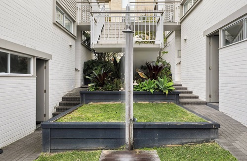 Avalon Beach Apartment | avalon breakers retreat… just steps to Avalon beach…