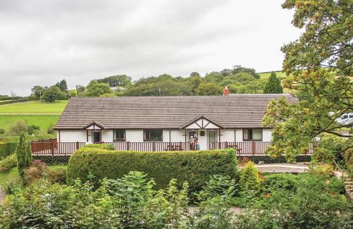 Llanybri Resort | Discover Avalon Cottages: Child-Friendly Retreat Awaits