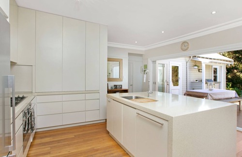 Avalon Beach House | Relaxing Avalon Dream Beach House with Private Pool & Kitchen