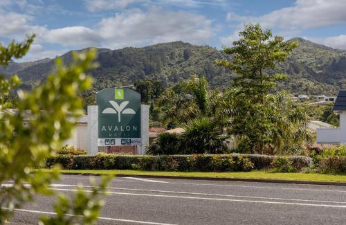 Thames Hotel | Cozy Avalon Motel Thames with Pool and Oceanfront Views