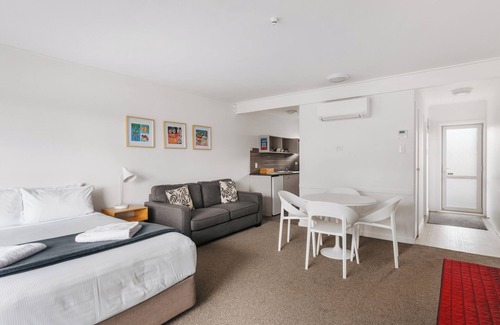 Thames Apartment | Discover Avalon Motel Thames with Ocean View & Spa Amenities