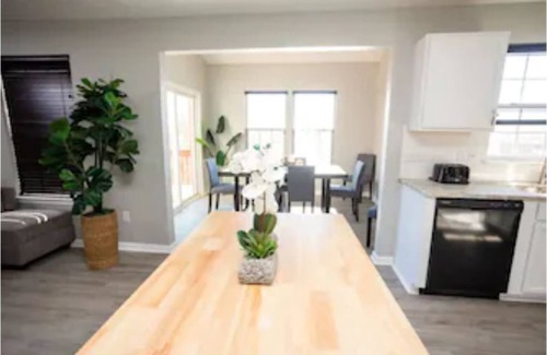 Burlington House | Discover Avalon Paradise: Family-Friendly with Pool & Breakfast