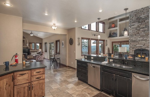 Ruidoso Cabin | Elevated Avalon Retreat with Treetop Views & Hot Tub