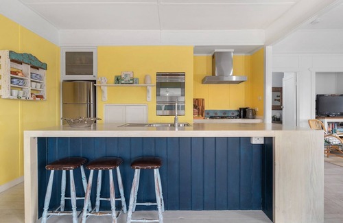 Currarong House | Top-Rated Avalon: Vintage Beachside Family Escape Awaits