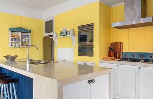 Currarong House | Top-Rated Avalon: Vintage Beachside Family Escape Awaits
