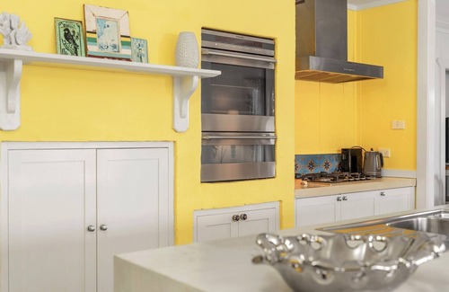Currarong House | Top-Rated Avalon: Vintage Beachside Family Escape Awaits