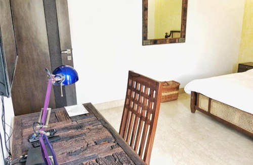 New Delhi Bed & Breakfast | Trendy Avatar Living in Greater Kailash 2 with Hot Tub