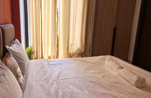 New Delhi Bed & Breakfast | Trendy Avatar Living in Greater Kailash 2 with Hot Tub