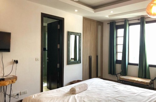 New Delhi Bed & Breakfast | Trendy Avatar Living in Greater Kailash 2 with Hot Tub