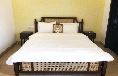 New Delhi Bed & Breakfast | Trendy Avatar Living in Greater Kailash 2 with Hot Tub