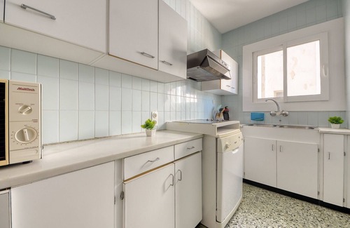 Roses Town Center Apartment | Ocean View Retreat with Spa and Family-Friendly Amenities