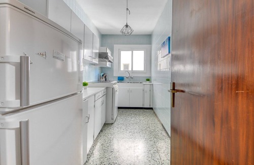 Roses Town Center Apartment | Ocean View Retreat with Spa and Family-Friendly Amenities