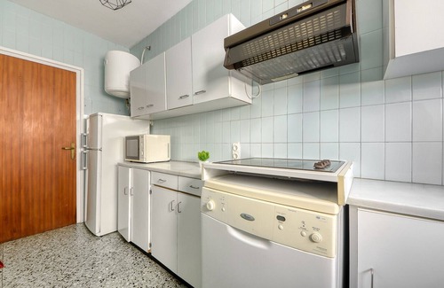 Roses Town Center Apartment | Ocean View Retreat with Spa and Family-Friendly Amenities