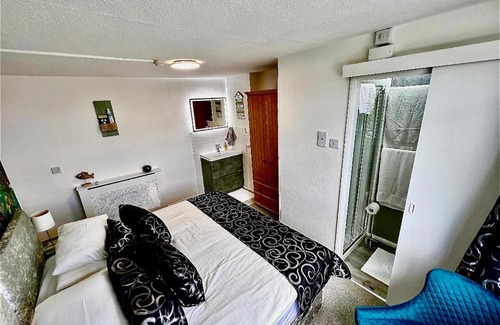 Babbacombe House | Ocean View Aveland House: Family-Friendly Retreat