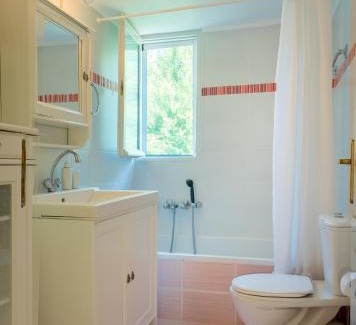 Asprogerakata Apartment | Pet-Friendly Avelia Pink: Family-Approved Getaway