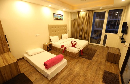 Jogiyana Hotel | Inviting Avenue 18 Resort: Family-Friendly with Pool & Dining