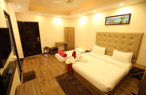 Jogiyana Hotel | Inviting Avenue 18 Resort: Family-Friendly with Pool & Dining