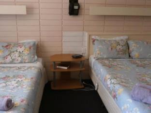 Alfredton Hotel | Cozy Avenue Motel: Family-Friendly with Pool & Breakfast