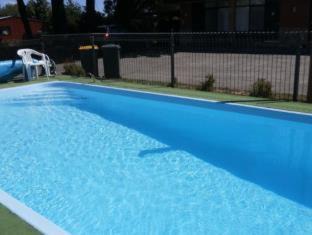 Alfredton Hotel | Cozy Avenue Motel: Family-Friendly with Pool & Breakfast
