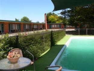 Alfredton Hotel | Cozy Avenue Motel: Family-Friendly with Pool & Breakfast