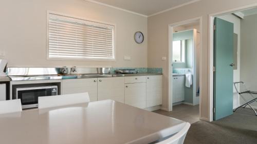 Paihia Hotel | Explore Averill Court Motel: Family-Friendly with Pool & Hot Tub