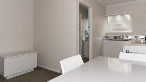 Paihia Hotel | Explore Averill Court Motel: Family-Friendly with Pool & Hot Tub