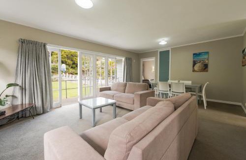 Paihia Hotel | Explore Averill Court Motel: Family-Friendly with Pool & Hot Tub