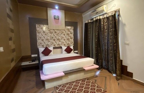 Udaipur District Hotel | Relax at CZAR Palace Resort Udaipur with Pool and Dining