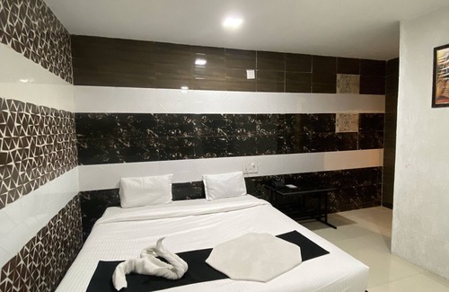Udaipur District Hotel | Relax at CZAR Palace Resort Udaipur with Pool and Dining