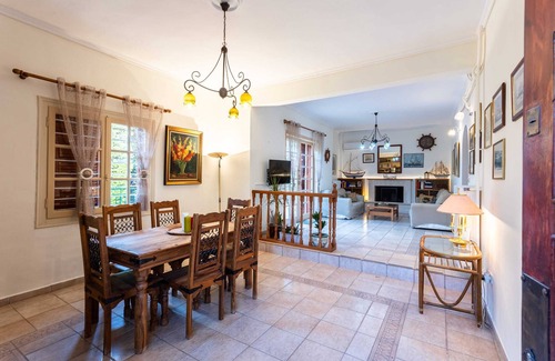 Avia House | Avia's Seaside Hideaway: Family-Friendly with Lush Garden