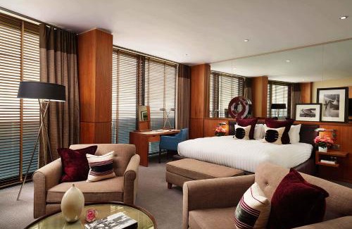 Rushmoor District Hotel | Aviator: A 4-Star Hotel with Great Amenities & Top Ratings